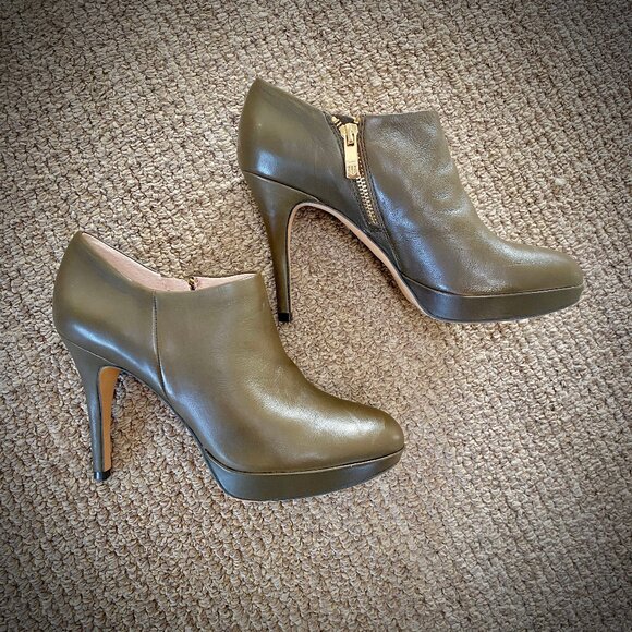 Vince Camuto "Elvin" Leather Platform Booties in Olive Drab Nappa, 6.5M - Picture 7 of 15